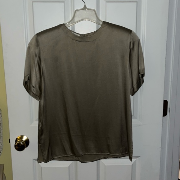 NWOT! Jones New York Short Sleeve Silk Blouse. Goldish Tan. Size 10 - Picture 1 of 7